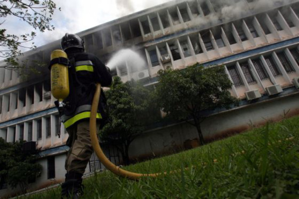 Llamas consumen facultad de Química en la Unah