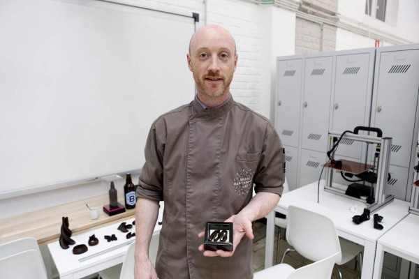 GRA045. BRUSELAS, 05/08/2017.- El químico y cocinero Gaëtan Richard, uno de los fundadores de Miam Factory, comenta a Efe 'el cliente viene a vernos con una idea en la cabeza y fabricamos el producto en chocolate. Eso no lo hace nadie más'. En el mundo de la alimentación existen restaurantes que imprimen sus menús o máquinas diseñadas para el hogar capaces de dibujar pizzas por capas. Pero nadie se dedicaba específicamente a imprimir y vender productos chocolateros bajo demanda, hasta que a finales de 2016 nació Miam Factory. EFE/Javier Albisu