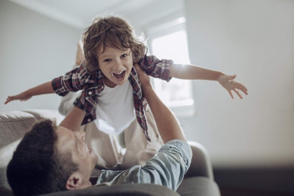 La crianza del hijo varón: el poder de los abrazos