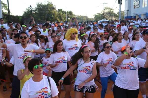 Miles de hondureños participaron en el Colorun 2014 con el objetivo de compartir y ayudar a sala de pediátrica del Mario Catarino Rivas de San Pedro Sula.