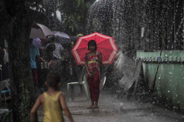 Una niña se protege de las intensas lluvias.