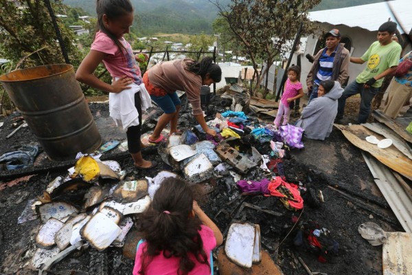 Incendio deja en la calle a tres familias de la colonia Nueva Oriental
