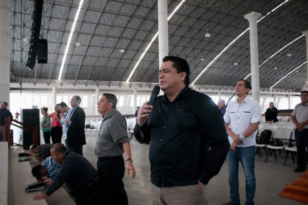 Pastores sampedranos se unen en oración por Misael Argeñal