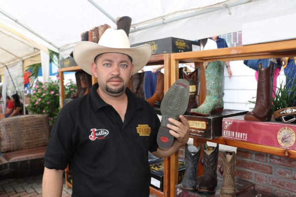 Kerin, el hondureño que triunfa en México con sus botas de cuero