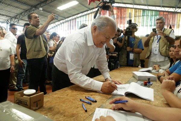 Sánchez Cerén pide a candidatos respetar resultados electorales