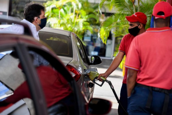 Venezuela comienza a pagar su combustible en gasolineras privadas