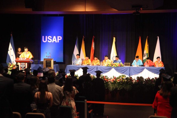 Universidad de San Pedro Sula gradúa a más de 200 profesionales