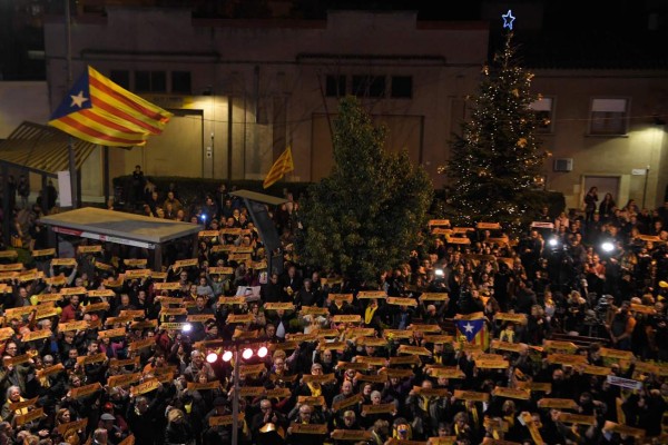 Independentismo catalán busca cómo investir a Puigdemont