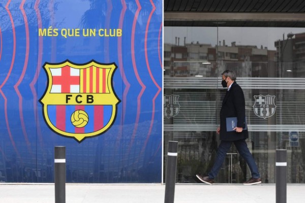 Lawyer Jorge Navarro enters the offices of the Barcelona Football Club on March 01, 2021 in Barcelona during a police operation inside the building. - Police raided the offices of FC Barcelona on March 01, 2021, carrying out several arrests just six days ahead of the club's presidential elections, a Catalan regional police spokesman told AFP. Spain's Cadena Ser radio said one of those arrested was former club president Josep Maria Bartomeu, who resigned in October, along with CEO Oscar Grau and the club's head of legal services. (Photo by LLUIS GENE / AFP)