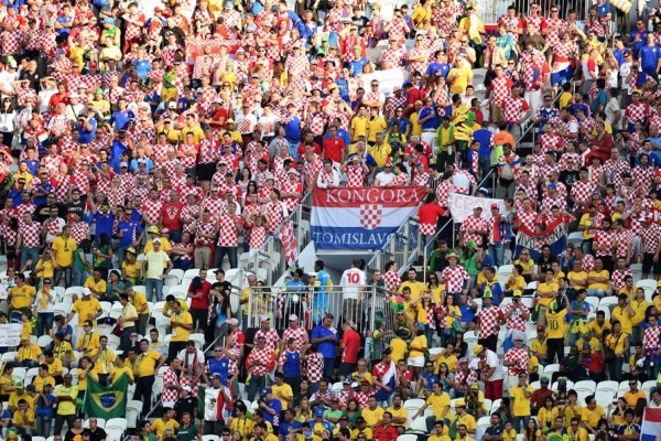 Neymar y un penal inexistente alivian el estreno de Brasil