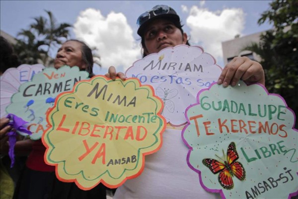 Piden indulto para 17 mujeres salvadoreñas en prisión acusadas de aborto