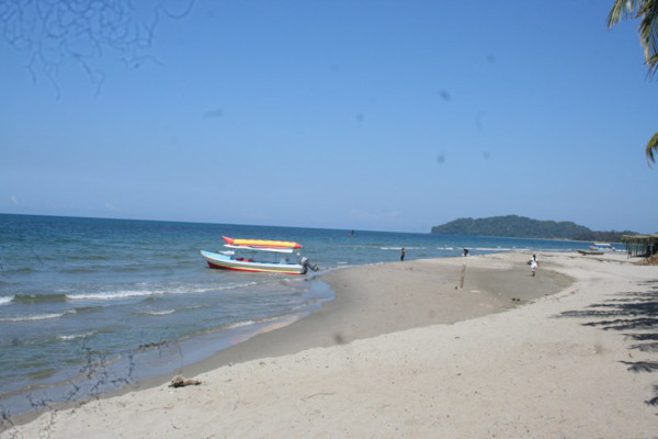 Fenómeno cíclico desgasta playas de Tela, Honduras