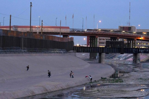 TOPSHOT - Immigrants cross the Rio Grande between Ciudad Juarez, Mexico and El Paso, Texas, on April 29, 2019. - Family apprehensions in El Paso area have topped about 60,000 individuals, an increase of 1,670%, up from about 3,000 last year, according to officials. (Photo by Paul Ratje / AFP)