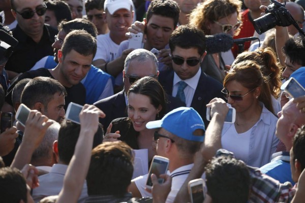Angelina Jolie visita un campo de refugiados sirios en Turquía
