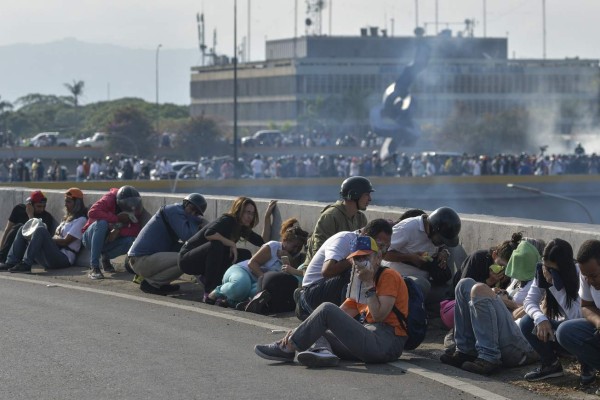 Ofensiva de Guaidó intenta deponer a Nicolás Maduro
