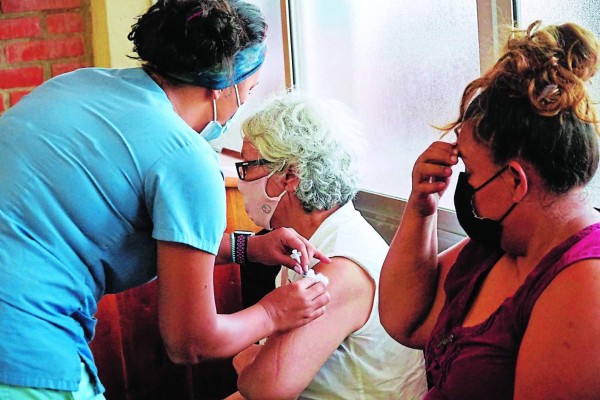 Llaman a acudir a los centros de vacunación contra el covid