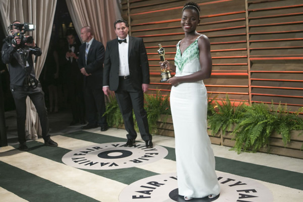 Celebridades asisten a la fiesta de Vanity Fair en noche de Oscar