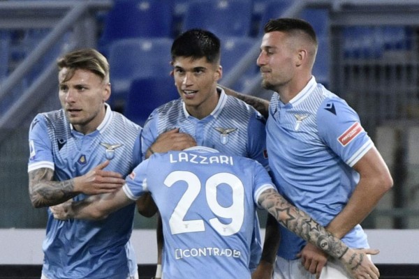 Lazio's Argentine forward Joaquin Correa (C) celebrates after scoring a goal with team mates Italian forward Ciro Immobile (L), Serbian midfielder Sergej Milinkovic-Savic (R) and Italian midfielder Manuel Lazzari during the Italian Serie A football match between Lazio and Ac Milan on April 26, 2021 at the Olympic stadium in Rome. (Photo by Filippo MONTEFORTE / AFP)
