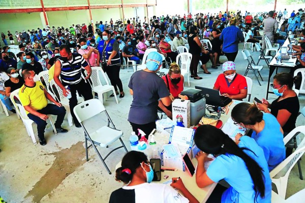 personas se avocan a los centros de vacunación en choloma para aplicarse la vacuna contra el covid 19