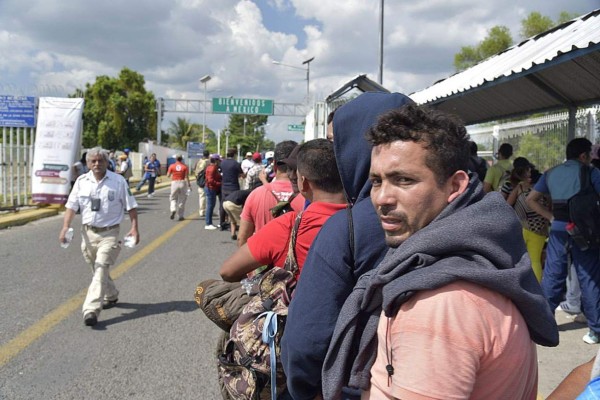 Primeros migrantes de nueva caravana inician solicitud para entrar a México
