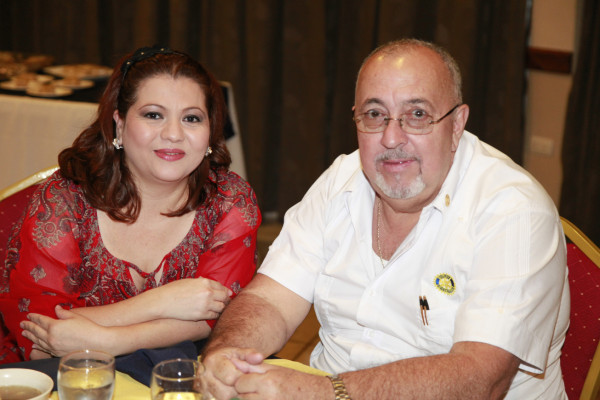 Club Rotario San Pedro Sula entrega pin Paul Harris tres zafiros