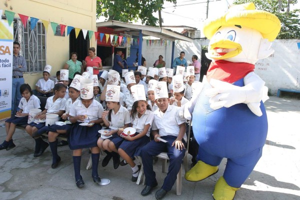 Escolares disfrutan con los cuentos de 'Aventuras en Honduras”