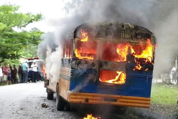 Honduras: Se incendia bus escolar en La Masica, Atlántida