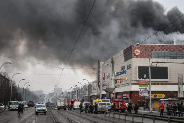 Suben a 64 las víctimas mortales por un incendio en un centro comercial de Siberia