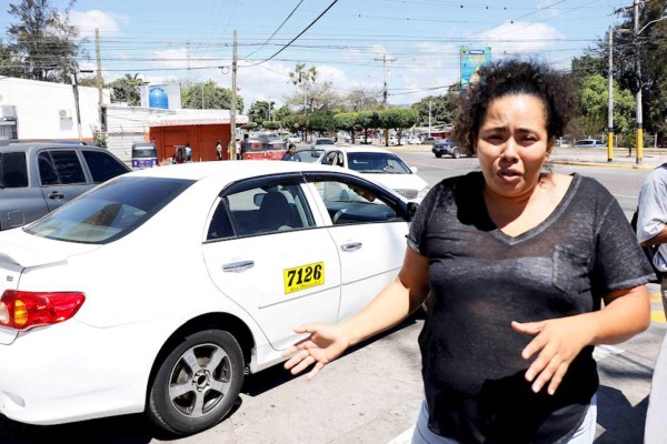 Mujeres taxistas en Honduras, trabajo 'divertido' pero 'difícil' por el machismo