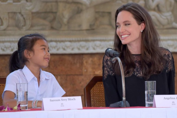 Angelina Jolie reaparece públicamente junto a sus hijos