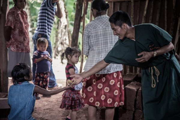 Aurelio Martínez, el tolupán que da clases en el rincón de una iglesia