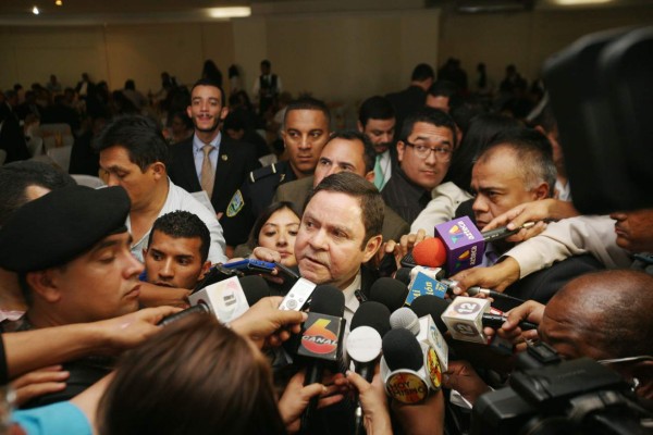 Presidente de la Corte reacciona molesto por críticas de comisión