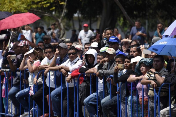 Guatemalans attend to the funeral of former Guatemalan President (1996-2000) and Guatemala City Mayor, Alvaro Arzu, at Culture Palace in Guatemala City on April 28, 2018.Former Guatemalan president Alvaro Arzu, whose government signed a peace treaty ending the country's brutal 36-year civil war, died Friday aged 72. The ex-president and current mayor of the Central American country's capital died in hospital after suffering a heart attack while playing golf, city councilor Rosa Maria Botran confirmed. / AFP PHOTO / JOHAN ORDONEZ