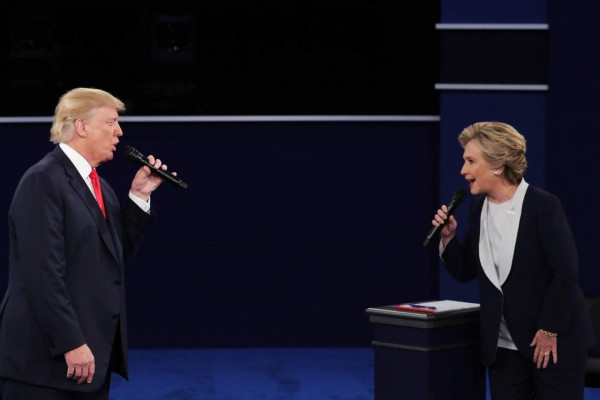 Trump y Clinton cruzan ataques sobre escándalos sexuales en segundo debate