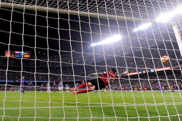 Barcelona's Argentinian forward Lionel Messi (L) shoots a penalty kick to score a goal during the Spanish league football match FC Barcelona vs CD Leganes at the Camp Nou stadium in Barcelona on February 19, 2017. / AFP PHOTO / Josep Lago