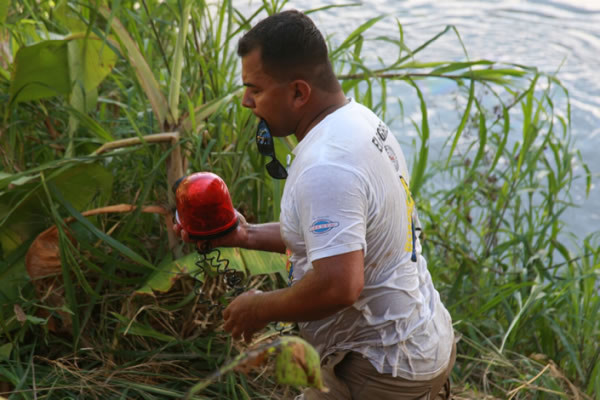 Tras evadir retén caen del puente La Democracia