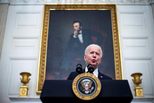 Biden lanza una estrategia 'de guerra' para contener la pandemia en EE.UU.  