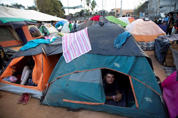 Miembros de la caravana migrante inician huelga de hambre en la frontera