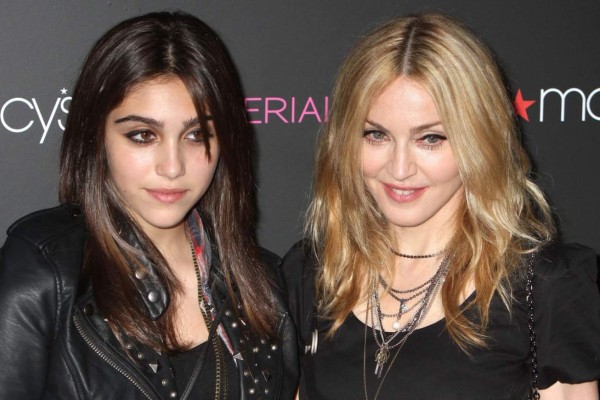 Al morir Madonna, su hija Lourdes quedaría a cargo de las gemelas