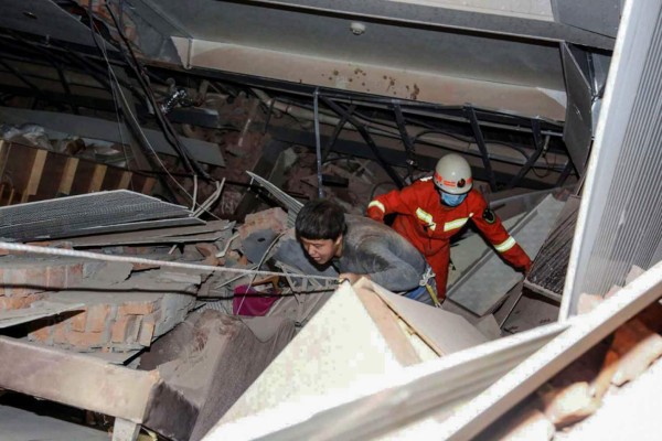 China: Más de 40 rescatados tras derrumbe de hotel con personas en cuarentena