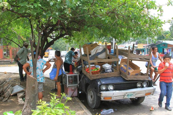 Desalojan a vendedores ambulantes frente al hospital Mario Rivas
