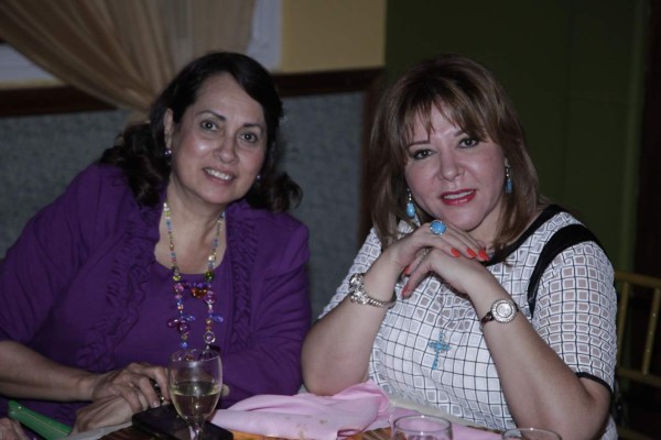 Obsequios y alegría para la cumpleañera