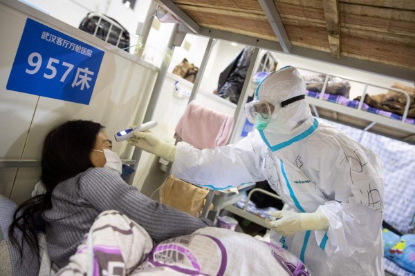 Muertes por coronavirus sobrepasan las 2,000 en China