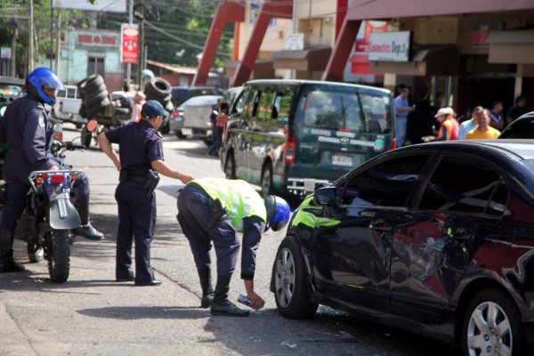 Caos por choque de cuatro carros en el barrio Guamilito de San Pedro Sula