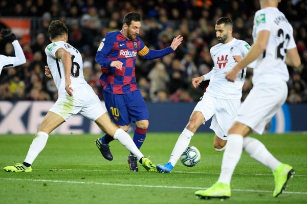 Messi le da triunfo al Barcelona en debut de Quique Setién y recupera la cima