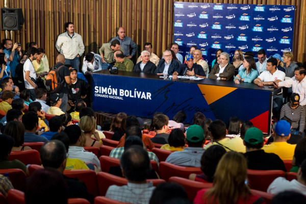 Capriles convoca a protestas por poderes especiales de Maduro