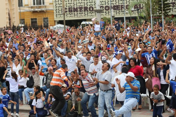 los catrachos alentaron con corazón