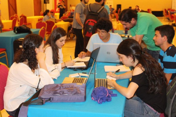 Más de 300 jóvenes desarrollan aplicaciones tecnológicas