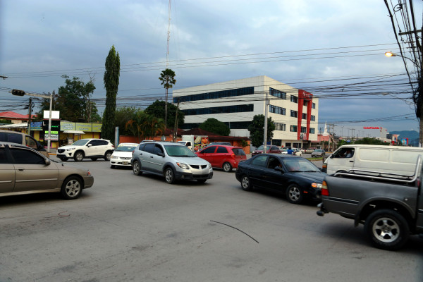 Infierno vehicular en San Pedro Sula por semáforos dañados