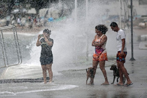 Carlos se degrada a tormenta tropical en México